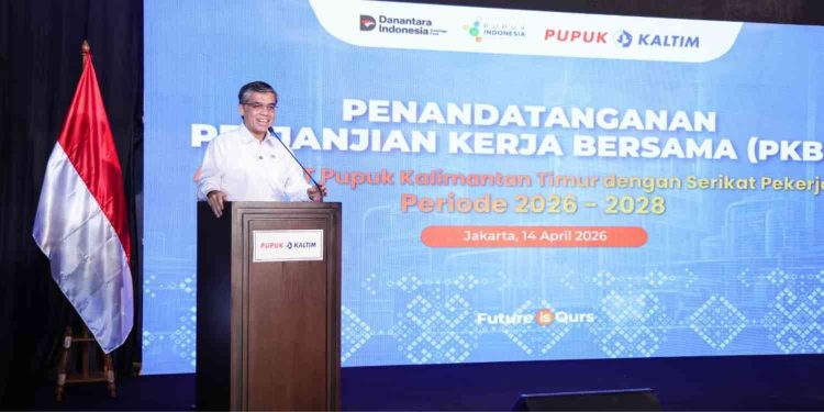 Menteri Ketenagakerjaan Yassierli memberikan sambutan saat penandatanganan Perjanjian Kerja Bersama (PKB) ke-VIII periode 2026–2028 antara PT Pupuk Kalimantan Timur dan serikat pekerja di Jakarta, Selasa (14/4/2026).