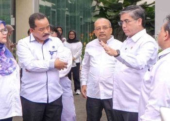 Menteri Ketenagakerjaan Yassierli (tengah) berdiskusi dengan jajaran saat meninjau Balai Besar Keselamatan dan Kesehatan Kerja (BBK3) Jakarta, Selasa (14/4/2026). Dalam kunjungannya, Menaker menekankan pentingnya penguatan upaya promotif dan preventif guna menekan angka kecelakaan kerja di Indonesia.