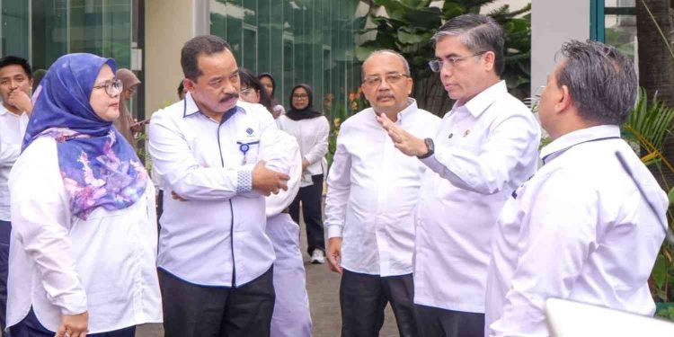 Menteri Ketenagakerjaan Yassierli (tengah) berdiskusi dengan jajaran saat meninjau Balai Besar Keselamatan dan Kesehatan Kerja (BBK3) Jakarta, Selasa (14/4/2026). Dalam kunjungannya, Menaker menekankan pentingnya penguatan upaya promotif dan preventif guna menekan angka kecelakaan kerja di Indonesia.