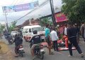 Petugas PMI mengevakuasi korban kecelakaan lalu lintas yang melibatkan sepeda motor dan bus di Jalan Sultan Agung, Timbulharjo, Sewon, Bantul, Rabu (1/4/2026). Dua pelajar SMP mengalami luka-luka setelah terjatuh dan tertabrak bus saat mencoba mendahului kendaraan lain.