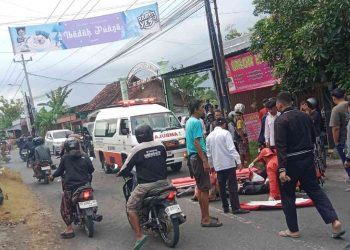 Petugas PMI mengevakuasi korban kecelakaan lalu lintas yang melibatkan sepeda motor dan bus di Jalan Sultan Agung, Timbulharjo, Sewon, Bantul, Rabu (1/4/2026). Dua pelajar SMP mengalami luka-luka setelah terjatuh dan tertabrak bus saat mencoba mendahului kendaraan lain.