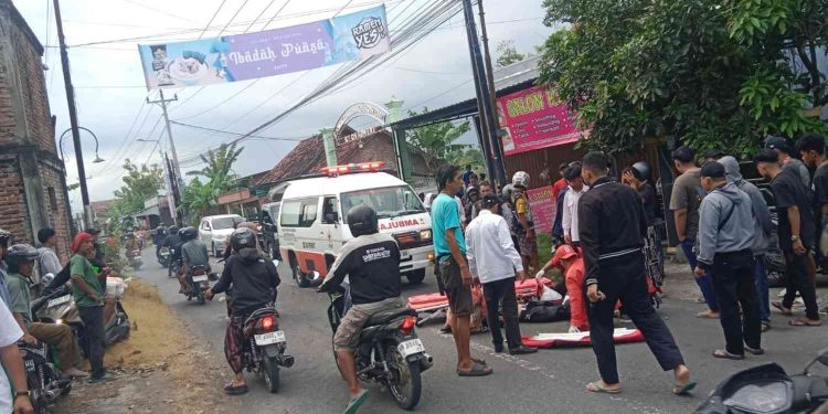 Petugas PMI mengevakuasi korban kecelakaan lalu lintas yang melibatkan sepeda motor dan bus di Jalan Sultan Agung, Timbulharjo, Sewon, Bantul, Rabu (1/4/2026). Dua pelajar SMP mengalami luka-luka setelah terjatuh dan tertabrak bus saat mencoba mendahului kendaraan lain.