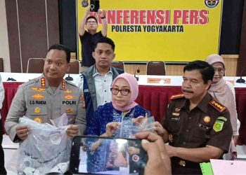 Petugas Polresta Yogyakarta bersama perwakilan instansi terkait menunjukkan sejumlah barang bukti saat konferensi pers pengungkapan kasus dugaan kekerasan dan penelantaran anak di Daycare Little Aresha, di Mapolresta Yogyakarta, Senin (27/4/2026). Barang bukti tersebut diamankan dari lokasi kejadian dan menjadi bagian dari proses penyidikan terhadap 13 tersangka yang telah ditetapkan.
