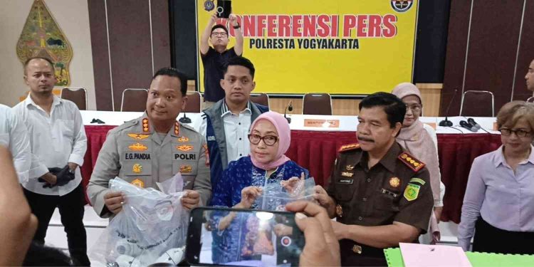 Petugas Polresta Yogyakarta bersama perwakilan instansi terkait menunjukkan sejumlah barang bukti saat konferensi pers pengungkapan kasus dugaan kekerasan dan penelantaran anak di Daycare Little Aresha, di Mapolresta Yogyakarta, Senin (27/4/2026). Barang bukti tersebut diamankan dari lokasi kejadian dan menjadi bagian dari proses penyidikan terhadap 13 tersangka yang telah ditetapkan.