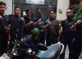 Petugas Polsek Pundong menunjukkan terduga pelaku pencurian beserta barang bukti sepeda motor Honda Supra bernomor polisi AB-5909-TF di Mapolsek Pundong, Bantul