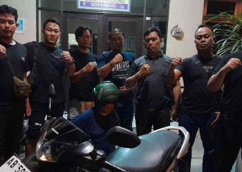 Petugas Polsek Pundong menunjukkan terduga pelaku pencurian beserta barang bukti sepeda motor Honda Supra bernomor polisi AB-5909-TF di Mapolsek Pundong, Bantul