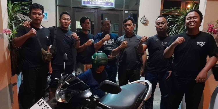 Petugas Polsek Pundong menunjukkan terduga pelaku pencurian beserta barang bukti sepeda motor Honda Supra bernomor polisi AB-5909-TF di Mapolsek Pundong, Bantul