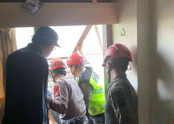 Petugas kepolisian bersama tim gabungan melakukan evakuasi korban dari jendela kamar lantai dua sebuah rumah kos di kawasan Condongcatur, Depok, Sleman, Senin (27/4/2026) pagi. Korban sebelumnya dilaporkan terjatuh ke atap rumah warga dan langsung dilarikan ke rumah sakit untuk mendapatkan penanganan medis.