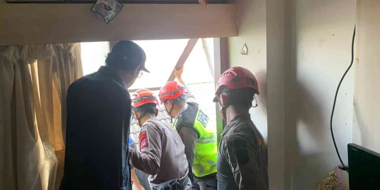 Petugas kepolisian bersama tim gabungan melakukan evakuasi korban dari jendela kamar lantai dua sebuah rumah kos di kawasan Condongcatur, Depok, Sleman, Senin (27/4/2026) pagi. Korban sebelumnya dilaporkan terjatuh ke atap rumah warga dan langsung dilarikan ke rumah sakit untuk mendapatkan penanganan medis.