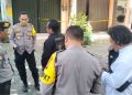 Petugas kepolisian bersama tim terkait melakukan olah tempat kejadian perkara (TKP) di lokasi penemuan jenazah seorang pria di ruko kawasan Babarsari, Depok, Sleman, Sabtu (18/4/2026).