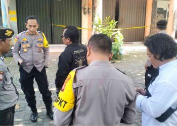 Petugas kepolisian bersama tim terkait melakukan olah tempat kejadian perkara (TKP) di lokasi penemuan jenazah seorang pria di ruko kawasan Babarsari, Depok, Sleman, Sabtu (18/4/2026).