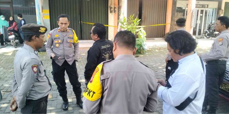 Petugas kepolisian bersama tim terkait melakukan olah tempat kejadian perkara (TKP) di lokasi penemuan jenazah seorang pria di ruko kawasan Babarsari, Depok, Sleman, Sabtu (18/4/2026).