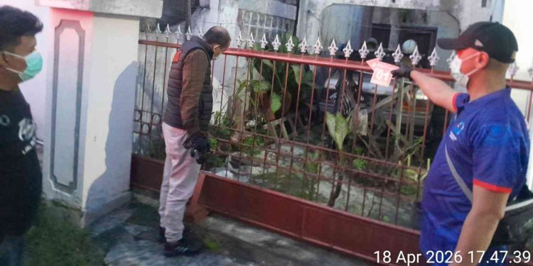 Petugas kepolisian bersama warga melakukan pengecekan di lokasi penemuan seorang pria meninggal dunia di sebuah rumah di kawasan Muja Muju, Umbulharjo, Kota Yogyakarta, Sabtu (18/4/2026)