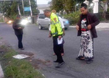 Petugas kepolisian melakukan olah tempat kejadian perkara (TKP) bersama saksi di Jalan Kaliurang Km 16,5, Kledokan, Umbulmartani, Ngemplak, Sleman, Yogyakarta, pascakecelakaan tabrak lari yang menewaskan seorang pejalan kaki berinisial SPH (74), Minggu (19/4/2026) pagi