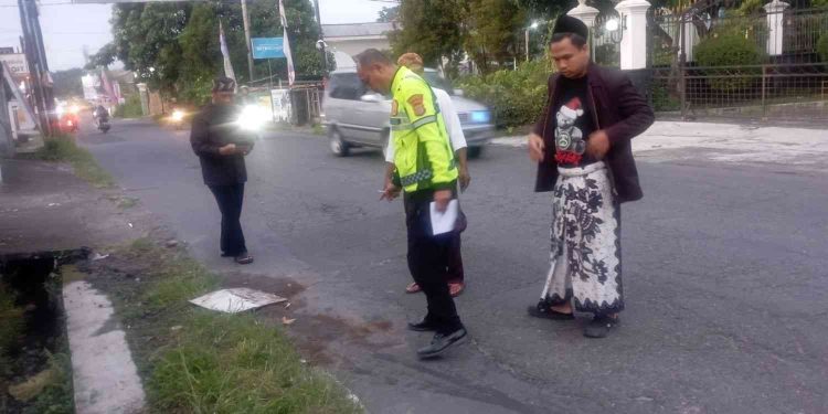 Petugas kepolisian melakukan olah tempat kejadian perkara (TKP) bersama saksi di Jalan Kaliurang Km 16,5, Kledokan, Umbulmartani, Ngemplak, Sleman, Yogyakarta, pascakecelakaan tabrak lari yang menewaskan seorang pejalan kaki berinisial SPH (74), Minggu (19/4/2026) pagi