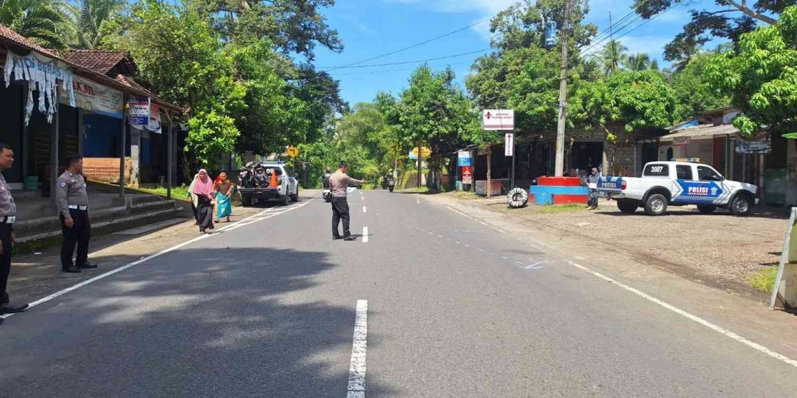 Petugas kepolisian melakukan olah tempat kejadian perkara (TKP) kecelakaan lalu lintas di Jalan Nanggulan–Mendut, wilayah Banjaroyo, Kalibawang, Kulon Progo, Senin (27/4/2026). Insiden yang melibatkan dua sepeda motor tersebut mengakibatkan satu pengendara meninggal dunia di lokasi, sementara korban lainnya mengalami luka-luka.
