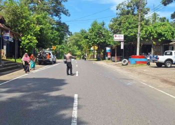Petugas kepolisian melakukan olah tempat kejadian perkara (TKP) kecelakaan lalu lintas di Jalan Nanggulan–Mendut, wilayah Banjaroyo, Kalibawang, Kulon Progo, Senin (27/4/2026). Insiden yang melibatkan dua sepeda motor tersebut mengakibatkan satu pengendara meninggal dunia di lokasi, sementara korban lainnya mengalami luka-luka.