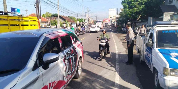 Petugas kepolisian mengatur arus lalu lintas di Jalan Jogja–Wonosari, tepatnya di kawasan Piyungan, Bantul, Kamis (23/4/2026), pascakecelakaan yang melibatkan sebuah bus dan tiga sepeda motor