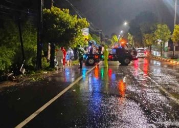 Petugas melakukan Evakuasi Korban Kecelakaan tunggal Terperosok 6 Meter di Kalasan Sleman