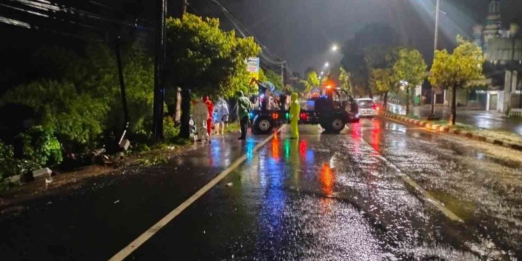 Petugas melakukan Evakuasi Korban Kecelakaan tunggal Terperosok 6 Meter di Kalasan Sleman