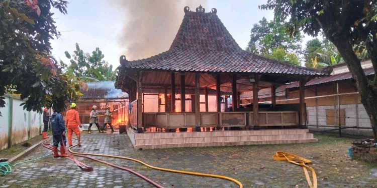 Petugas pemadam kebakaran bersama warga berupaya memadamkan api yang melalap bagian rumah di Dusun Padaran Glodogan, Sidomulyo, Bambanglipuro, Bantul, Rabu (22/4/2026) sore. Kebakaran diduga dipicu korsleting listrik dan menyebabkan kerugian material sekitar Rp90 juta.