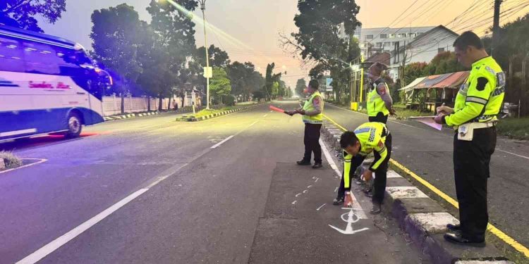 Polisi Melakukan Olah TKP kecelakaan di Sleman