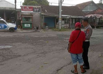 Polisi Melakukan Olah TKP kecelakaan lalulintas 2 Motor Beat Vs Mobil Fortuner di Kalasan Sleman