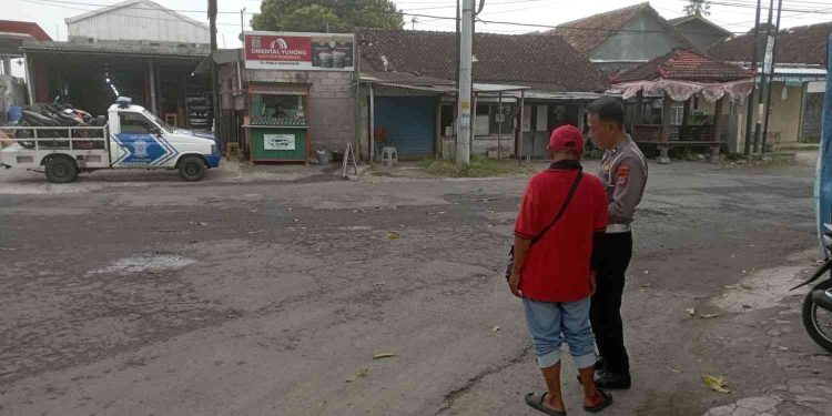 Polisi Melakukan Olah TKP kecelakaan lalulintas 2 Motor Beat Vs Mobil Fortuner di Kalasan Sleman