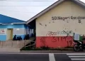 Potret Ketimpangan SDN Gandawesi 2 Rusak Parah Tepat di Samping Gedung SPPG