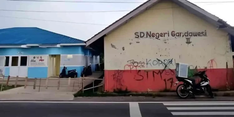 Potret Ketimpangan SDN Gandawesi 2 Rusak Parah Tepat di Samping Gedung SPPG