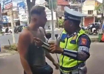 Rekaman Aiptu Yulius saat dibentak WNA Italia berinisial GI seusai ditilang karena melanggar lalu lintas di Simpang TL Camat, Jalan Gunung Agung