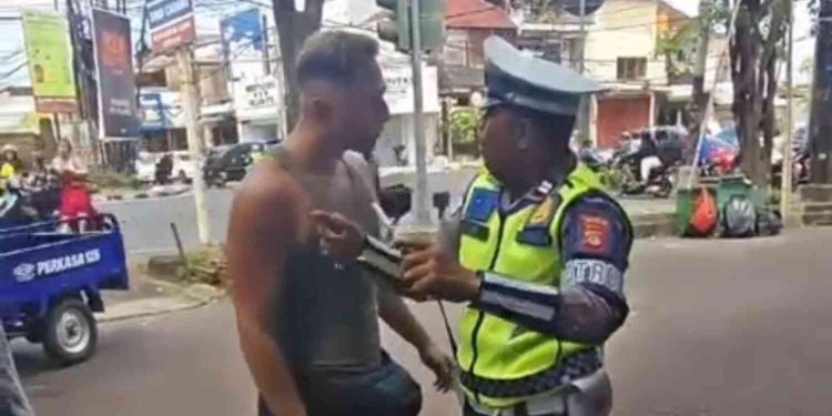 Rekaman Aiptu Yulius saat dibentak WNA Italia berinisial GI seusai ditilang karena melanggar lalu lintas di Simpang TL Camat, Jalan Gunung Agung