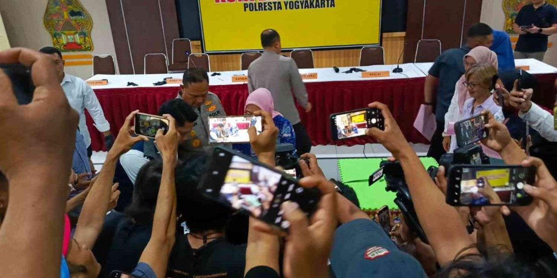 Sejumlah jurnalis mengabadikan momen konferensi pers pengungkapan kasus dugaan kekerasan anak di Daycare Little Aresha, di Mapolresta Yogyakarta, Senin (27/4/2026). Dalam kegiatan tersebut, Polresta Yogyakarta memaparkan perkembangan penyidikan, termasuk peran 13 tersangka serta barang bukti yang telah diamankan.