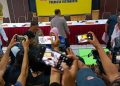 Sejumlah jurnalis mengabadikan momen konferensi pers pengungkapan kasus dugaan kekerasan anak di Daycare Little Aresha, di Mapolresta Yogyakarta, Senin (27/4/2026). Dalam kegiatan tersebut, Polresta Yogyakarta memaparkan perkembangan penyidikan, termasuk peran 13 tersangka serta barang bukti yang telah diamankan.