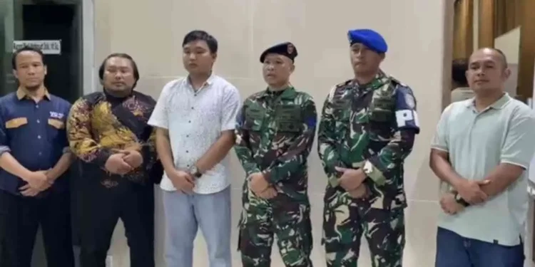 Viral prajurit TNI AL gebrak ambulans di Surabaya