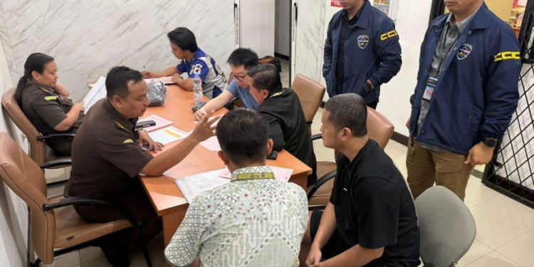 Bareskrim Polri Serahkan Lima Tersangka Judi Online dan Barang Bukti Rp55 Miliar ke Jaksa