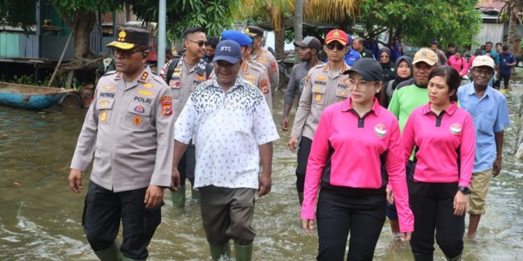 Kapolda Papua dan Bhayangkari Berikan Bantuan kepada Korban Banjir di Jayapura