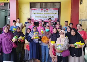 Bhayangkari dan Polwan Brimob Kaltim Berikan Bantuan Gula kepada Warga Gunung Sari Ilir