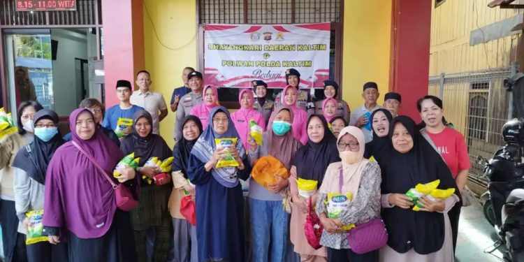 Bhayangkari dan Polwan Brimob Kaltim Berikan Bantuan Gula kepada Warga Gunung Sari Ilir