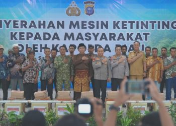 Kapolda Riau Berikan Bantuan Mesin Ketinting untuk Nelayan Meranti
