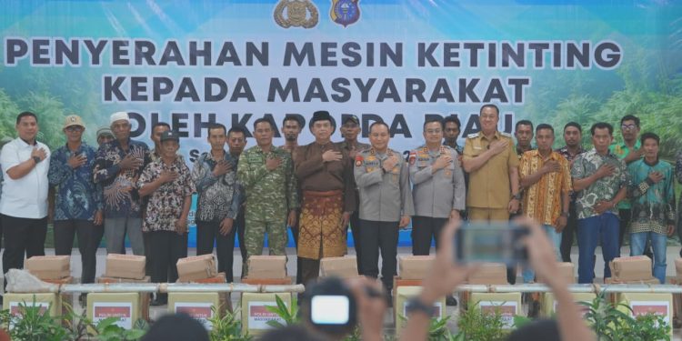 Kapolda Riau Berikan Bantuan Mesin Ketinting untuk Nelayan Meranti