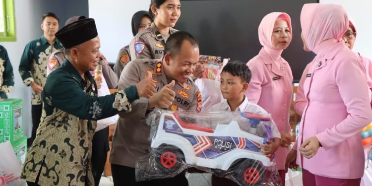 Kapolres Bengkulu Utara Kunjungi SLB Gunung Selan, Berikan Dukungan untuk Anak Berkebutuhan Khusus