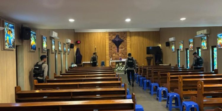 Brimob Polda Metro Jaya Lakukan Sterilisasi Gereja Pasca Paskah