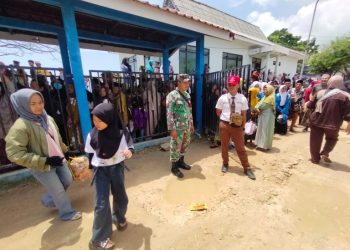 Babinsa Sapudi Pastikan Keamanan di Pelabuhan Tarebung