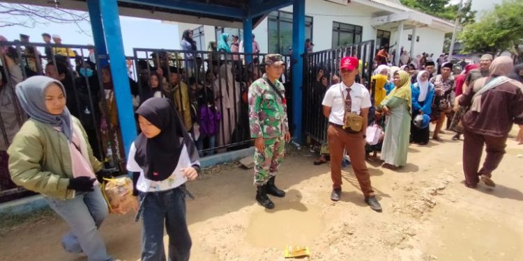 Babinsa Sapudi Pastikan Keamanan di Pelabuhan Tarebung
