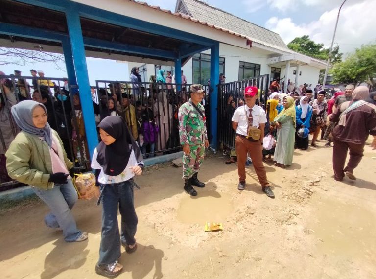 Babinsa Sapudi Pastikan Keamanan di Pelabuhan Tarebung