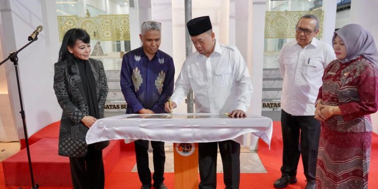 Menteri ATR/BPN Serahkan 33 Sertifikat Tanah Wakaf di Sulawesi Tengah