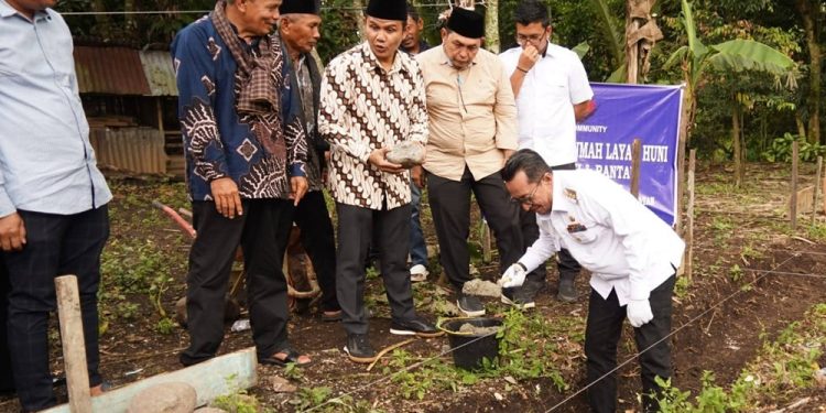 Kolaborasi Perantau dan Masyarakat Tanah Datar Dukung Program Bedah Rumah