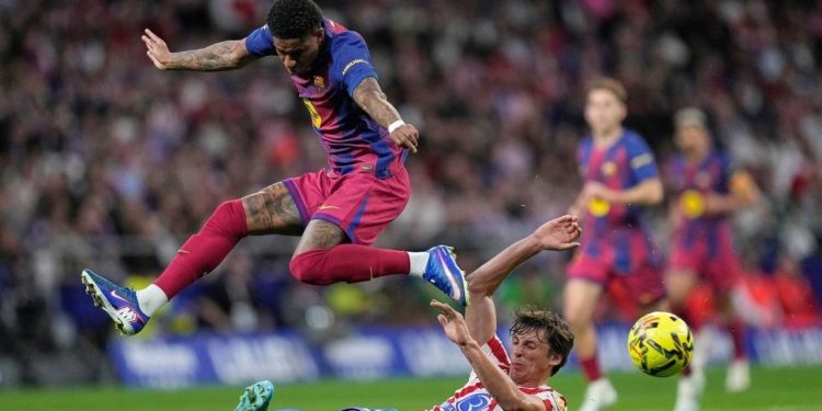 Lewandowski Bawa Barcelona Menang Tipis dari Atletico Madrid 2-1