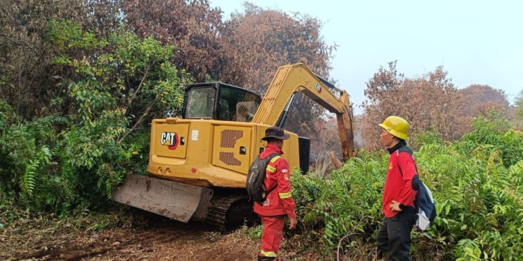 Alat Berat Dikerahkan untuk Atasi Kebakaran Hutan di Desa Sekodi